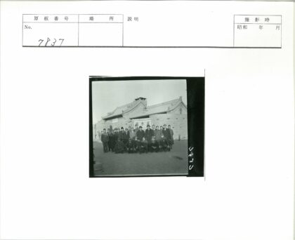 传统建筑前合影留念.jpg