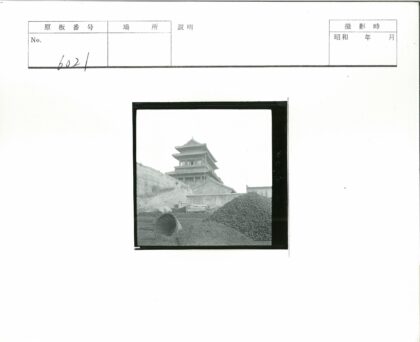 传统建筑前土豆堆与柳条篮.jpg