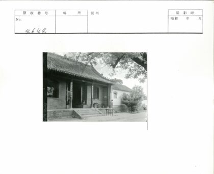 传统建筑前孩童与台阶.jpg