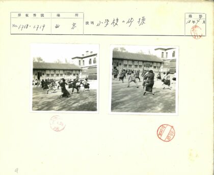 传统建筑前庭院集体健身.jpg