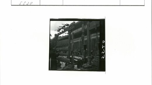 传统建筑前悬挂的华丽乐器.jpg