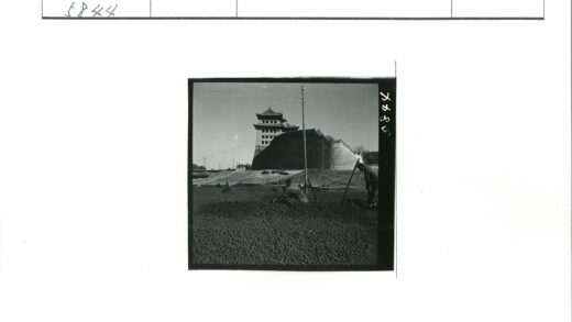 传统建筑前户外工作场景.jpg