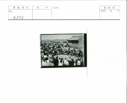 传统建筑前户外表演与山脉背景.jpg