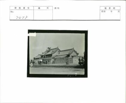 传统建筑前的人力车场景.jpg