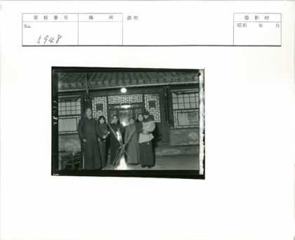 传统建筑前的人群与火焰.jpg