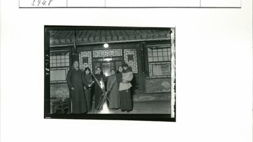 传统建筑前的人群与火焰.jpg