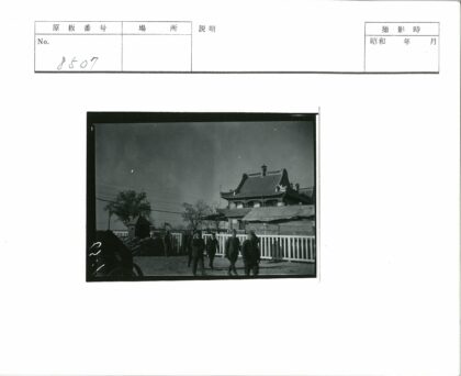 传统建筑前的人群与白色栅栏.jpg