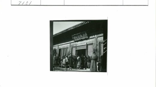 传统建筑前的人群合影.jpg