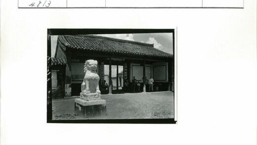 传统建筑前石狮子与人群.jpg