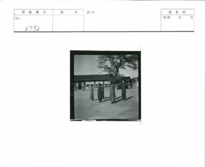 传统建筑前穿长裙的人群.jpg