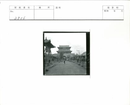 传统建筑前繁华商业街景.jpg