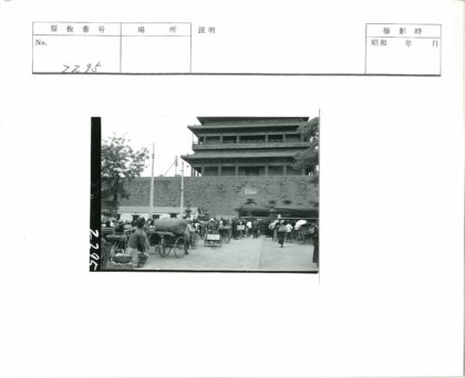 传统建筑前繁忙街景人力车往来.jpg