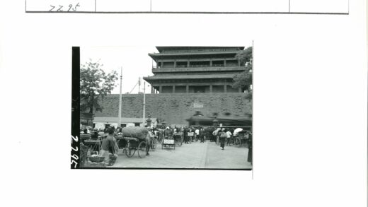 传统建筑前繁忙街景人力车往来.jpg