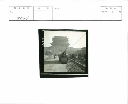 传统建筑前繁忙街道景象.jpg
