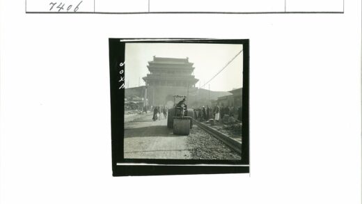 传统建筑前繁忙街道景象.jpg