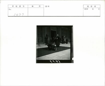 传统建筑前跪拜仪式拍摄现场.jpg