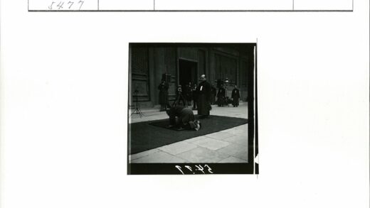 传统建筑前跪拜仪式拍摄现场.jpg