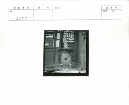 传统建筑前金属结构与木制玻璃窗过滤器.jpg