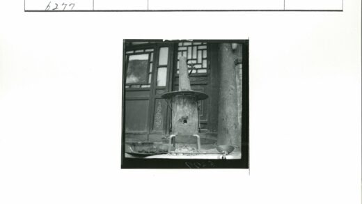 传统建筑前金属结构与木制玻璃窗过滤器.jpg