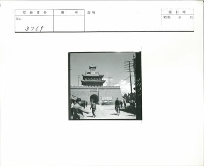 传统建筑前骑自行车的人.jpg