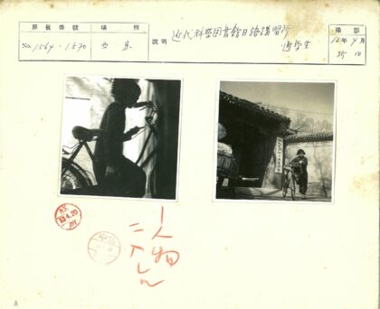 传统建筑前骑自行车的人.jpg