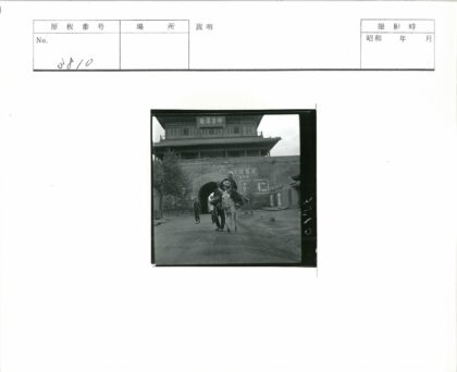 传统建筑前骑驴行人路景.jpg