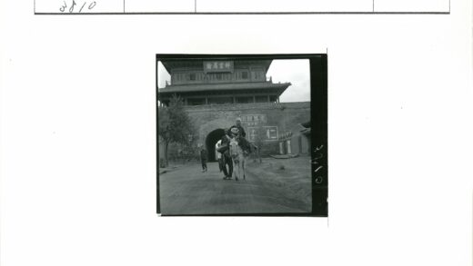 传统建筑前骑驴行人路景.jpg