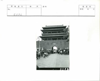 传统建筑前黄包车人群聚集.jpg
