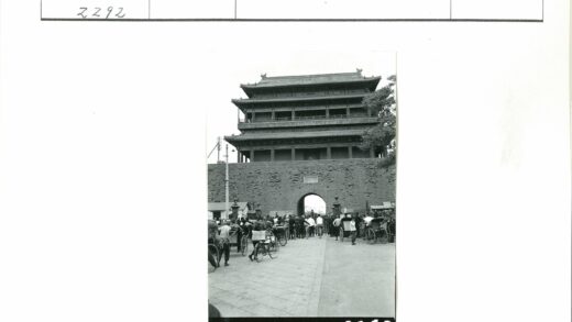 传统建筑前黄包车人群聚集.jpg