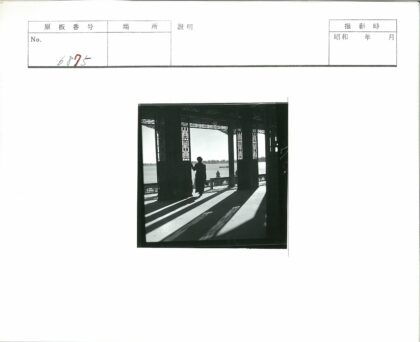 传统建筑剪影俯瞰水景.jpg