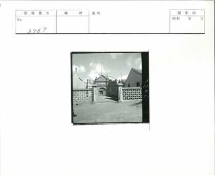 传统建筑围墙与装饰门柱.jpg