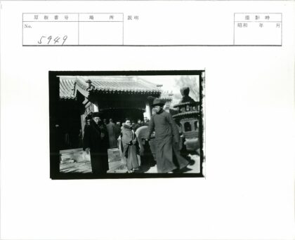 传统建筑外冬日人潮.jpg