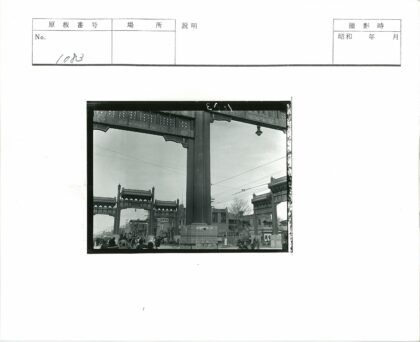 传统建筑大门下的人群聚集.jpg