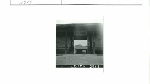 传统建筑大门与内院景观.jpg