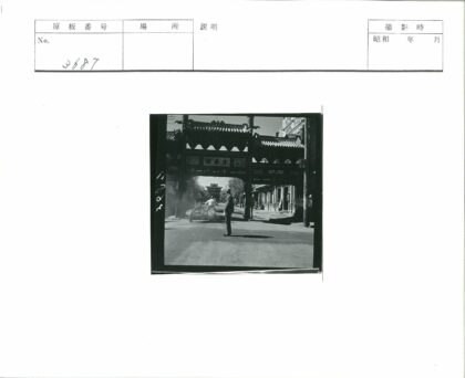 传统建筑大门与摩托车街景.jpg