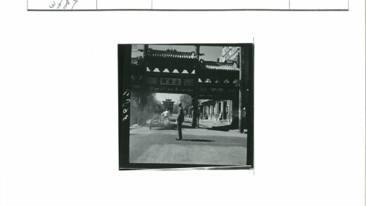 传统建筑大门与摩托车街景.jpg