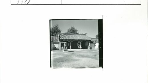 传统建筑大门与石狮子.jpg