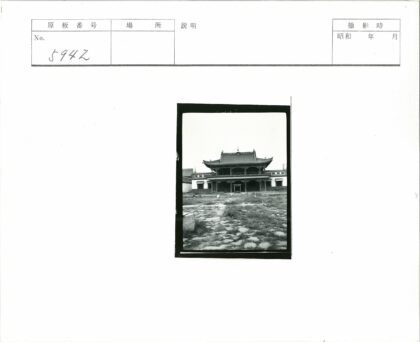 传统建筑宝塔屋顶与石径草地.jpg