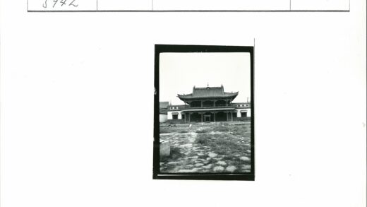 传统建筑宝塔屋顶与石径草地.jpg