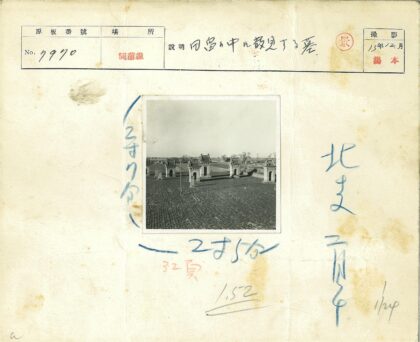 传统建筑屋顶与自然风光.jpg