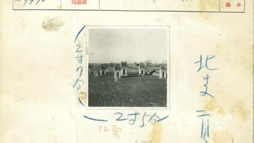 传统建筑屋顶与自然风光.jpg