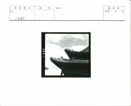 传统建筑屋顶人物细节与多云天空.jpg