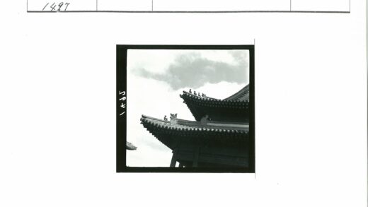 传统建筑屋顶人物细节与多云天空.jpg