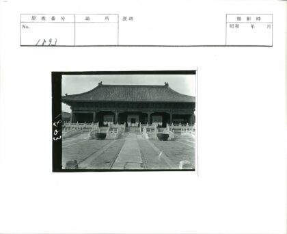 传统建筑庭院与石栏圆器景观.jpg