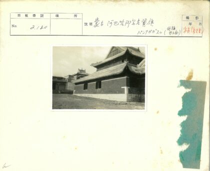 传统建筑庭院视角下的华丽屋顶.jpg