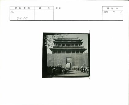 传统建筑拱廊街道行人.jpg
