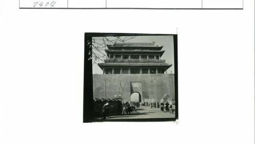 传统建筑拱廊街道行人.jpg
