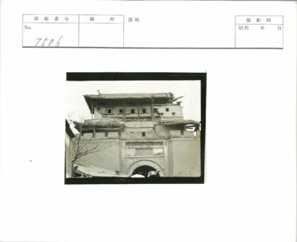 传统建筑拱门与风化窗户.jpg