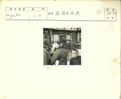 传统建筑旁母子与骑自行车工人.jpg