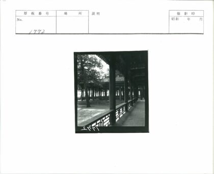 传统建筑有盖人行道绿树环绕.jpg